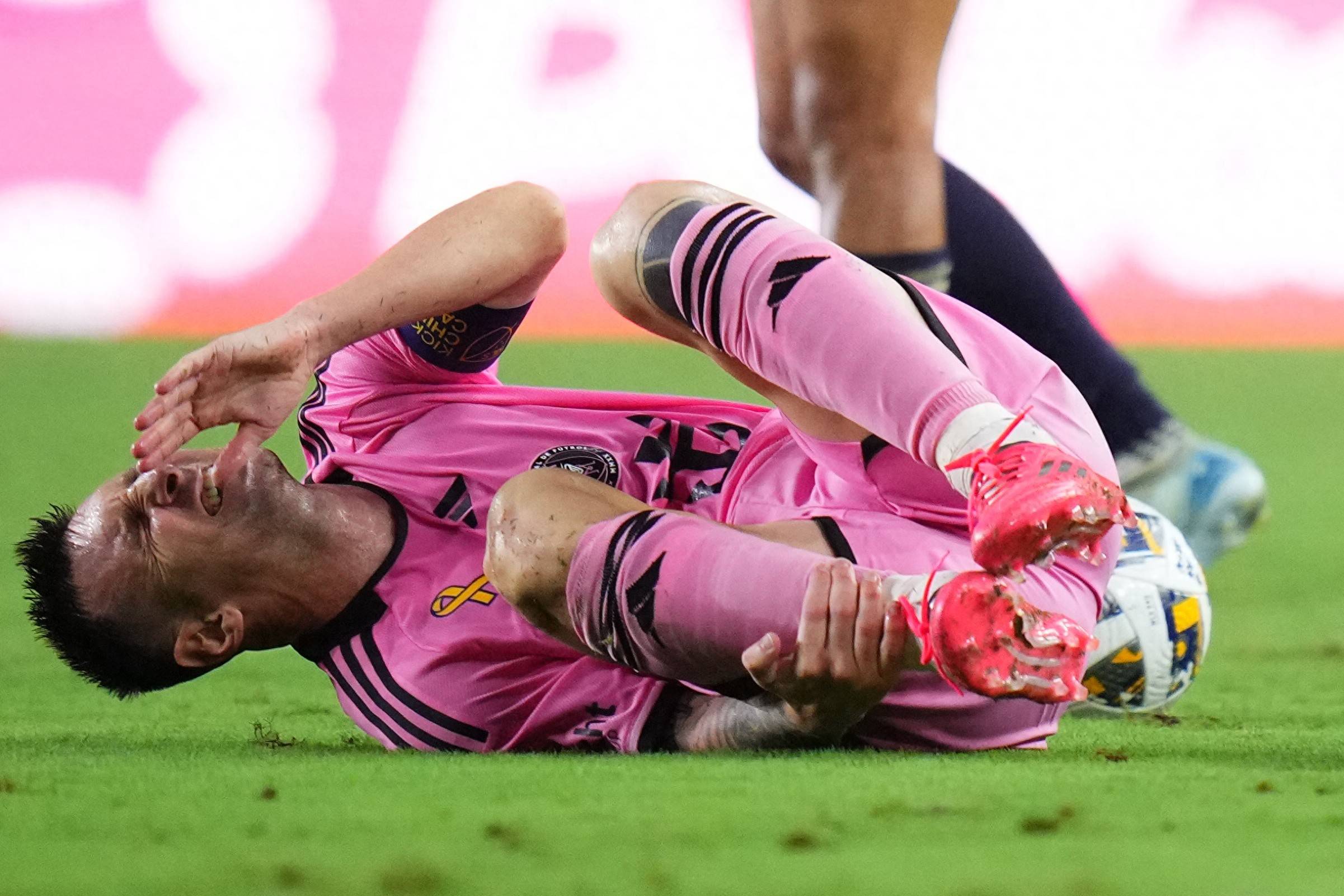 关于梅西在比赛中受伤退赛，利物浦主帅表示担忧的信息-九游体育